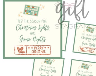 Könnte beinhalten: Vier druckbare Geschenkanhänger mit grünem Rand und einer Vintage-Illustration eines Spielbretts. Der Text auf den Anhängern lautet "Tis' the season for Christmas lights and Game Nights. Merry Christmas."