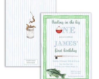 Può includere: Un invito di primo compleanno a tema pesca per un bambino di nome James. L'invito presenta un pesce dei cartoni animati, una canna da pesca, una lattina di vermi e un galleggiante rosso e bianco. Il testo recita "Reeling in the big one" e "Join us to celebrate James' first birthday".