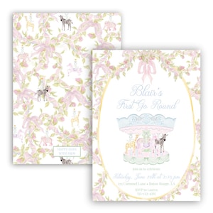 Puede incluir: Un conjunto de invitaciones para la fiesta de cumpleaños de un niño. La invitación presenta un diseño de carrusel con jirafas y cebras. El fondo tiene un patrón floral con lazos rosas y el texto "Blair's First Go Round".