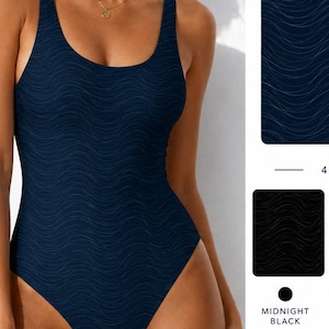 Könnte beinhalten: Ein einteiliger Badeanzug aus dunkelblauem Stoff mit einer dezenten Wellenstruktur. Der Text lautet CURRENT COLLECTION INSPIRED BY THE OCEAN, 4 OCEAN INSPIRED COLORS, MIDNIGHT BLACK, MIDNIGHT NAVY, OCEAN GREEN, SAND und NAUTIVE.
