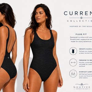 Pode incluir: Um fato de banho preto de uma pe&ccedil;a com um padr&atilde;o de textura ondulada subtil, com decote redondo e design de perna subida. O texto CURRENT COLLECTION INSPIRED BY THE OCEAN FLUID FIT SMOOTH SILHOUETTE FREEDOM TO MOVE EVERYDAY COMFORT NAUTIVE &eacute; vis&iacute;vel.