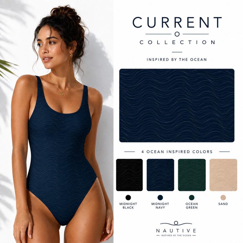 Könnte beinhalten: Ein einteiliger Badeanzug aus dunkelblauem Stoff mit einer dezenten Wellenstruktur. Der Text lautet CURRENT COLLECTION INSPIRED BY THE OCEAN, 4 OCEAN INSPIRED COLORS, MIDNIGHT BLACK, MIDNIGHT NAVY, OCEAN GREEN, SAND und NAUTIVE.