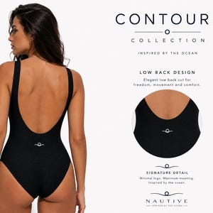 Peut inclure: Un maillot de bain une pi&egrave;ce noir avec un dos &eacute;chancr&eacute; et un petit logo blanc dans le bas du dos. Le texte sur l'image indique CONTOURS COLLECTION, INSPIRED BY THE OCEAN, LOW BACK DESIGN, SIGNATURE DETAIL, et NAUTIVE INSPIRED BY THE OCEAN.