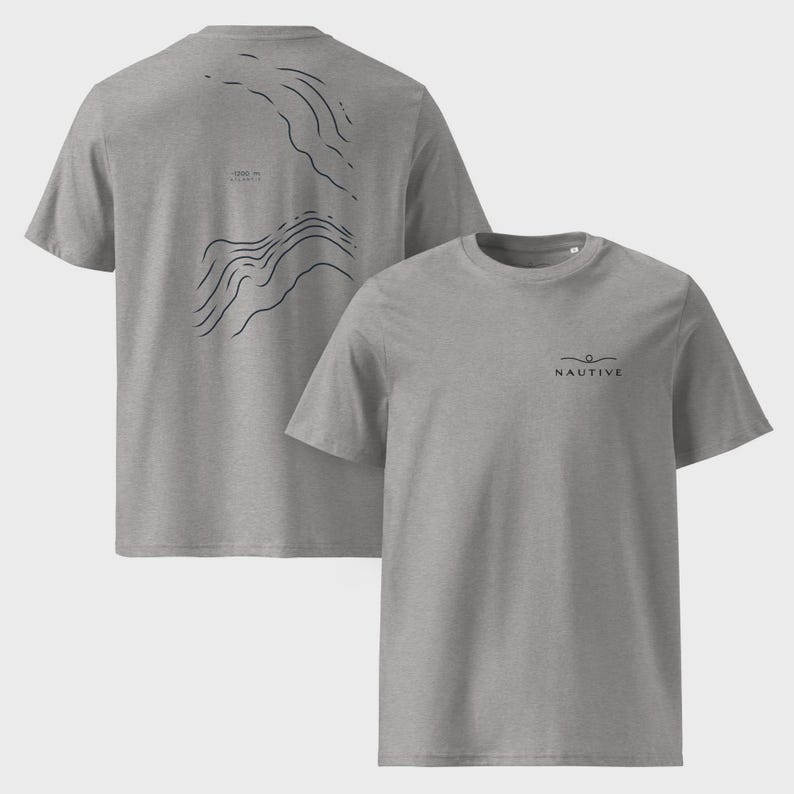 K&ouml;nnte beinhalten: Ein graumeliertes Kurzarm-T-Shirt mit einer schwarzen Linien-Grafik auf der linken Brust und dem Schriftzug NAUTIVE darunter. Auf der R&uuml;ckseite des T-Shirts befindet sich ein gro&szlig;es schwarzes Liniendesign mit abstrakten Wellenmustern.