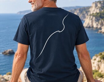 Könnte beinhalten: Ein marineblaues T-Shirt mit kurzen Ärmeln und einer einzelnen, dünnen, weißen Liniengrafik auf der Rückseite, die sich wie die Silhouette einer brechenden Meereswelle krümmt. Das Shirt hat einen Rundhalsausschnitt und eine normale Passform.