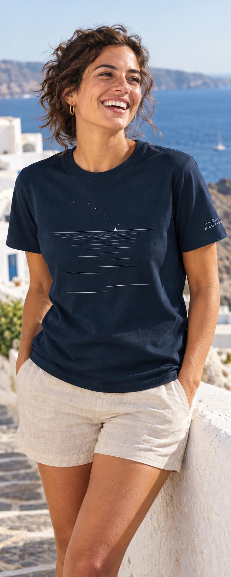 Peut inclure: Un t-shirt bleu marine &agrave; manches courtes orn&eacute; d'un graphisme en lignes blanches repr&eacute;sentant une ligne d'horizon, un petit voilier et des &eacute;toiles au-dessus de l'eau. La manche gauche porte l'inscription NAUTIVE en blanc avec une ic&ocirc;ne de vague.