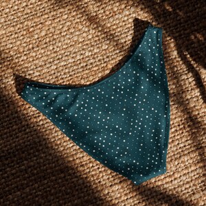 Braguita de bikini con estampado de tiburón ballena y corte en V | Braguita de bikini reciclada con estampado de tiburón ballena | Trajes de baño sostenibles para combinar | Trajes de baño ecológicos imagen 9