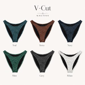 K&ouml;nnte beinhalten: Sechs V-Cut Bikinihosen in zwei Reihen angeordnet, jede mit einem Gitter aus kleinen wei&szlig;en Punkten. Die Farben umfassen Teal, Terra, Navy, Mint, Grey und White. Der Text V-Cut und NAUTIVE steht oben, mit Farbbezeichnungen unter jedem Artikel.