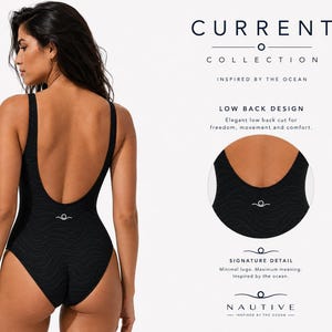 Pode incluir: Um fato de banho preto de uma pe&ccedil;a com uma textura ondulada subtil e um design de costas baixas. A pe&ccedil;a apresenta um pequeno log&oacute;tipo branco na parte inferior das costas. O texto na imagem inclui CURRENT COLLECTION, LOW BACK DESIGN, SIGNATURE DETAIL e NAUTIVE.