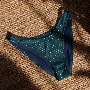 Braguita de bikini con estampado de tiburón ballena y corte en V | Braguita de bikini reciclada con estampado de tiburón ballena | Trajes de baño sostenibles para combinar | Trajes de baño ecológicos imagen 8