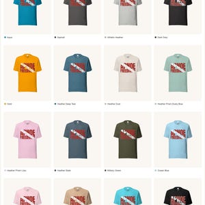 Puede incluir: Una tabla de colores que muestra diecis&eacute;is camisetas de manga corta en varios tonos, cada una con el texto APNOE FREEDIVING y un gr&aacute;fico de bandera de buceo roja y blanca. Los colores incluyen aguamarina, asfalto, gris jaspeado, gris oscuro y oro.