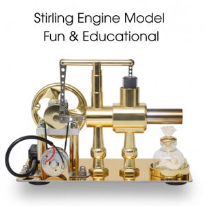 Może przedstawiać: Złoty model silnika Stirlinga z napisem "Stirling Engine Model Fun & Educational". Model posiada koło zamachowe, różne rury i szklany pojemnik z knotem. Znajduje się na prostokątnej podstawie.