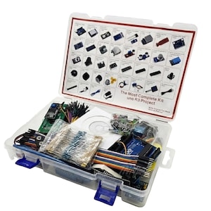 Könnte beinhalten: Eine transparente Kunststoff-Aufbewahrungsbox gefüllt mit elektronischen Bauteilen. Der Deckel zeigt ein Diagramm verschiedener Teile. Die Box enthält Leiterplatten, Drähte, Widerstände und andere kleine elektronische Artikel. Der Text auf dem Deckel lautet "The Most Complete Kit uno R3 Project."