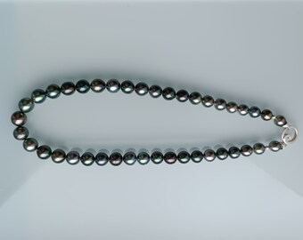 Necklace made of Tahitian pearls in shimmering green tones