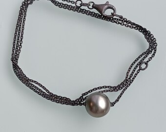 Fine necklace made of blackened silver with Tahitian pearls