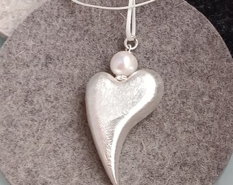Necklace with heart pendant made of sterling silver and cultured pearl