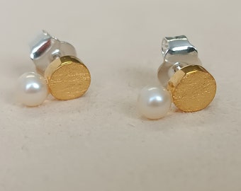 Small stud earrings with cultured pearls