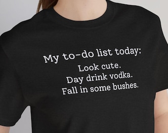 Lustiges To-Do-Listen-T-Shirt: Tag trinkt Wodka-Grafik-T-Shirt