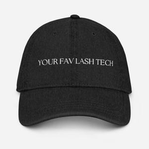 Puede incluir: Gorra de béisbol negra con el texto "YOUR FAV LASH TECH" bordado en blanco. La gorra tiene una visera curva y una corona redondeada. El sombrero está hecho de una tela duradera.