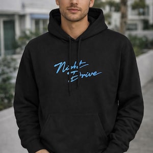Sudadera con capucha Night Drive / Letras cursivas, tinta azul pastel