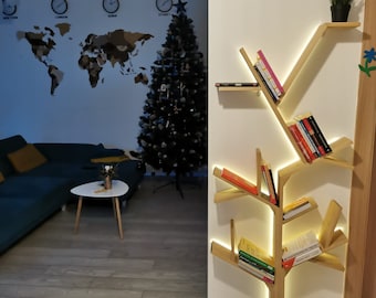 Libreria ad albero con luce