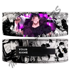 Può includere: Cintura da sollevamento pesi in bianco e nero con una stampa grafica di personaggi anime. La cintura ha una fibbia nera e un cinturino bianco con il testo "YOUR NAME" stampato su di esso.