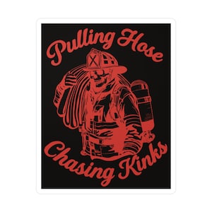 Puede incluir: Una pegatina con una ilustración roja de un bombero con cara de calavera, que lleva un casco y equipo, que lleva una manguera y un tanque de oxígeno. El texto "Pulling Hose Chasing Kinks" está escrito en cursiva roja.