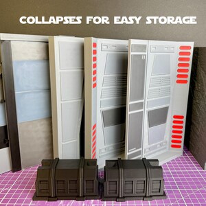 Puede incluir: Paneles de pared modulares grises y blancos con detalles en rojo y dos contenedores de almacenamiento marr&oacute;n oscuro. Los paneles tienen un dise&ntilde;o futurista, y el texto "COLLAPSES FOR EASY STORAGE" es visible en la parte superior.