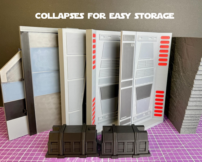 Puede incluir: Paneles de pared modulares grises y blancos con detalles en rojo y dos contenedores de almacenamiento marr&oacute;n oscuro. Los paneles tienen un dise&ntilde;o futurista, y el texto "COLLAPSES FOR EASY STORAGE" es visible en la parte superior.