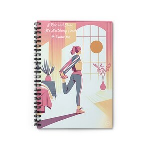 Puede incluir: Una libreta de espiral con una ilustración colorida de una persona estirándose frente a una ventana. El texto en la portada dice "I Rise and Shine, It's Stretching Time! Evolve Me."