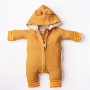 Walkoverall Baby aus Schurwolle – Senfgelb | Warmer Wollanzug mit Kapuze & Ohren | Winteroverall für Neugeborene/ Kleinkinder