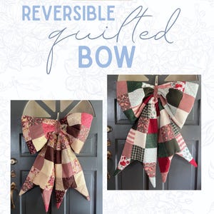 Puede incluir: Un lazo acolchado reversible con un diseño de patchwork que incluye varios cuadrados de tela en tonos rojo, verde, marrón y crema. El lazo tiene dos bucles grandes y dos colas largas y puntiagudas, con el texto REVERSIBLE quilted BOW arriba.