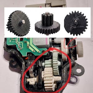 Puede incluir: Un engranaje negro impreso en 3D con un eje metálico central, mostrado en tres vistas. Debajo, una vista interna de un dispositivo mecánico presenta una placa de circuito verde y un grupo de engranajes de plástico blanco rodeados en rojo.