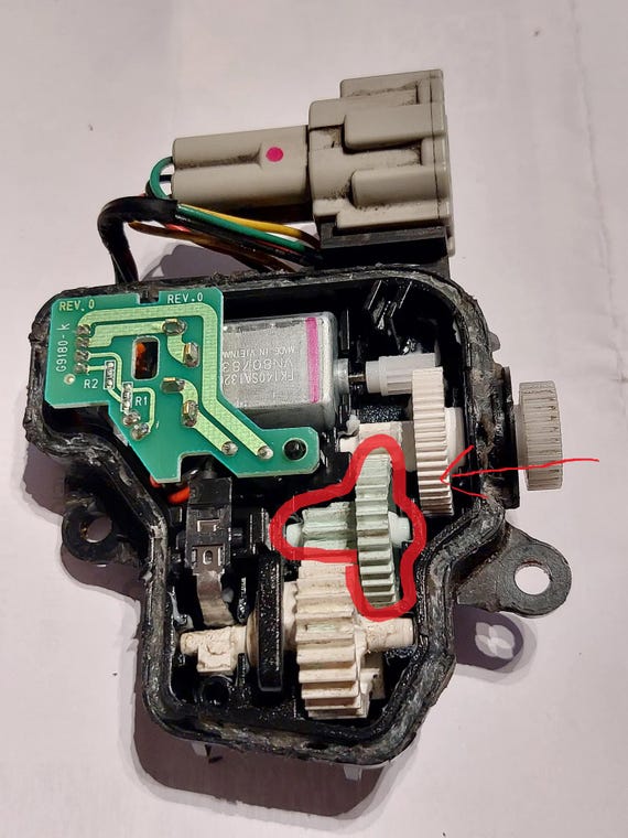 Nissan Leaf ZE1 Charge Plug Lock Gear & Lock Pin Gear