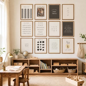 Könnte beinhalten: Eine Sammlung gerahmter Lernposter und Dekorationen in einem Kinderspielzimmer. Die Poster zeigen das Alphabet, Zahlen, Formen und inspirierende Zitate. Ein Schreibtisch, ein Stuhl und ein Aufbewahrungsmöbel aus Holz vervollständigen das Design.