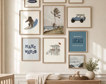 Puede incluir: Una colección de láminas artísticas enmarcadas con temática costera. Las láminas presentan ilustraciones de tablas de surf, un perro surfeando, un oso surfeando, un jeep azul con una tabla de surf, una torre de salvavidas y escenas oceánicas. También se muestra el texto "MAKE WAVES" y "LOCALS SURFING CLUB".