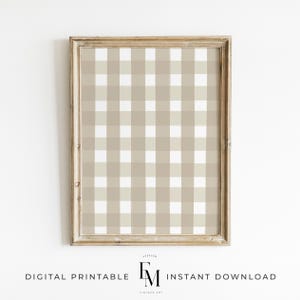 Peut inclure: Une impression encadrée avec un motif vichy beige et blanc. Le cadre est en bois clair avec une finition vieillie.
