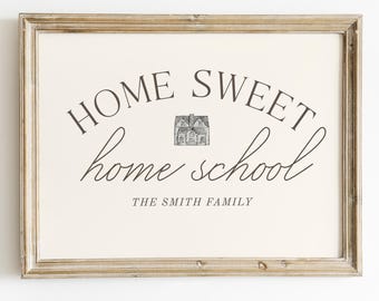 Pode incluir: Uma placa emoldurada com as palavras "HOME SWEET home school" em escrita preta e uma pequena ilustração de uma casa. A placa também inclui "THE SMITH FAMILY" e está sobre um fundo creme. A moldura é de cor castanho claro.