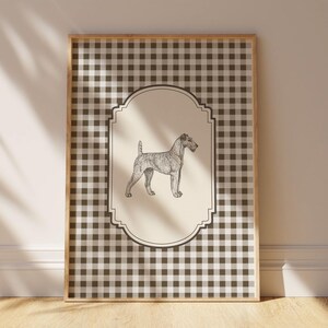 Pu&ograve; includere: Stampa incorniciata con una dettagliata illustrazione a penna e inchiostro di un cane. Il cane &egrave; ambientato su uno sfondo color crema all'interno di una cornice decorativa. Lo sfondo &egrave; un motivo a scacchi marrone e bianco, la cornice &egrave; in legno.