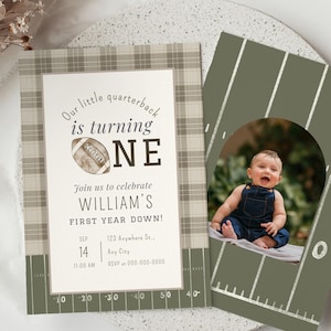 Puede incluir: Invitación de primer cumpleaños con temática de fútbol, con una foto del bebé y detalles del evento. El texto de la invitación dice "¡Nuestro pequeño mariscal de campo cumple UN año!" y "¡PRIMER AÑO DE WILLIAM!" El diseño incorpora un patrón de cuadros y un campo de fútbol.