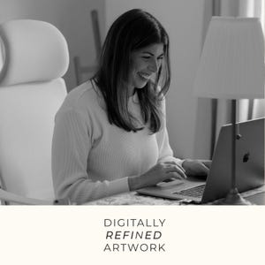 Pu&ograve; includere: Una donna sorride mentre lavora su un laptop a una scrivania. Indossa un maglione bianco ed &egrave; seduta su una sedia bianca. Una lampada con un paralume bianco &egrave; a destra. Il testo "DIGITALLY REFINED ARTWORK" &egrave; in basso.