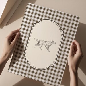 Pu&ograve; includere: Una stampa decorativa con un'illustrazione dettagliata di un cane in posa di corsa, su uno sfondo color crema all'interno di una cornice decorativa. La stampa &egrave; su un motivo a scacchi marrone e bianco.