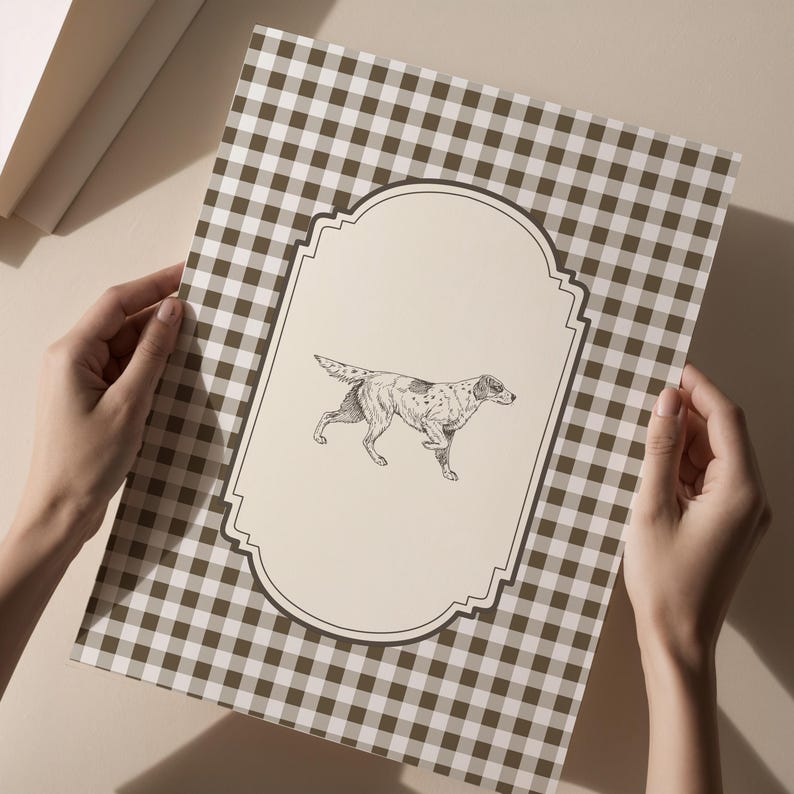 Pu&ograve; includere: Una stampa decorativa con un'illustrazione dettagliata di un cane in posa di corsa, su uno sfondo color crema all'interno di una cornice decorativa. La stampa &egrave; su un motivo a scacchi marrone e bianco.