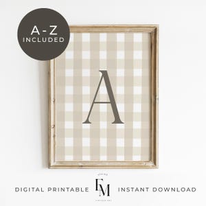Impresión inicial en beige a cuadros vichy para guardería, decoración de pared con inicial personalizada, decoración de guardería de bebé de género neutro, monograma para habitación de niño pequeño estilo cottagecore