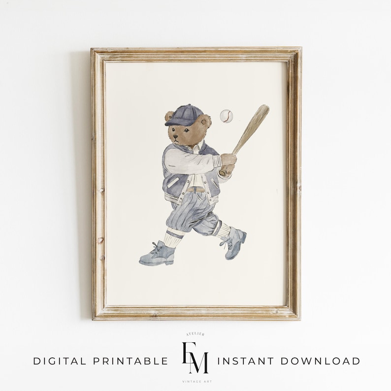 Puede incluir: Una ilustraci&oacute;n de acuarela de un oso marr&oacute;n que lleva un uniforme de b&eacute;isbol azul, sosteniendo un bate de madera y una pelota de b&eacute;isbol. El oso est&aacute; en posici&oacute;n de bateo, listo para golpear la pelota. La ilustraci&oacute;n est&aacute; enmarcada en un marco marr&oacute;n claro.