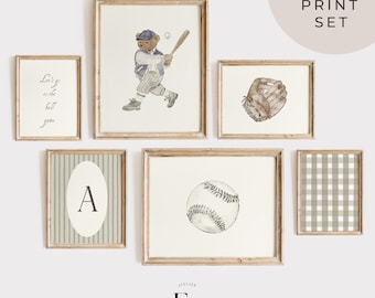 Pode incluir: Um conjunto de seis impressões de arte de parede imprimíveis com tema de beisebol. As impressões incluem um urso jogando beisebol, uma luva de beisebol, uma bola de beisebol, um padrão xadrez, um padrão listrado e uma impressão com a letra A.