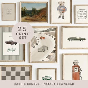 Puede incluir: Una colección de láminas artísticas enmarcadas con temática de carreras. Las láminas presentan coches antiguos, un oso de peluche con equipo de carreras y una gasolinera. La paleta de colores incluye beige, marrón y verde. El texto incluye "25 PRINT SET" y "RACING BUNDLE - INSTANT DOWNLOAD."