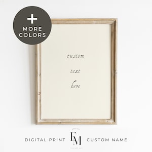 Può includere: Una stampa digitale con una cornice in legno chiaro. La stampa ha il testo "custom text here" in scrittura corsiva nera. La stampa è disponibile in diversi colori. La stampa è del negozio Etsy "Styled by EM Vintage Art".