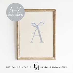 Impresión de letras personalizadas en azul claro, impresión de hija, impresión de monograma azul, regalo para ella, impresión inicial de niña, arte de guardería con lazo azul, inicial personalizada