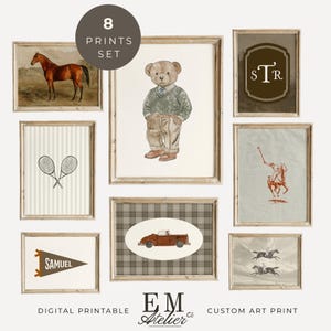 Puede incluir: Conjunto de ocho láminas artísticas enmarcadas con estética vintage. Incluye una pintura de caballo, una ilustración de oso de peluche, raquetas de tenis, un monograma, un jugador de polo, una camioneta, un banderín con "SAMUEL" y una escena de carreras de caballos. El texto "8 PRINTS SET" está en un círculo.